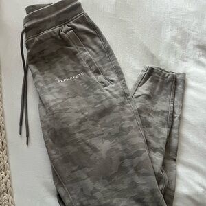 Alphalete Camo Joggers - Gray